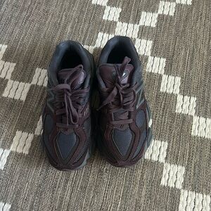 Gently use new balances almost brand new size 6 in women comes with a box :)